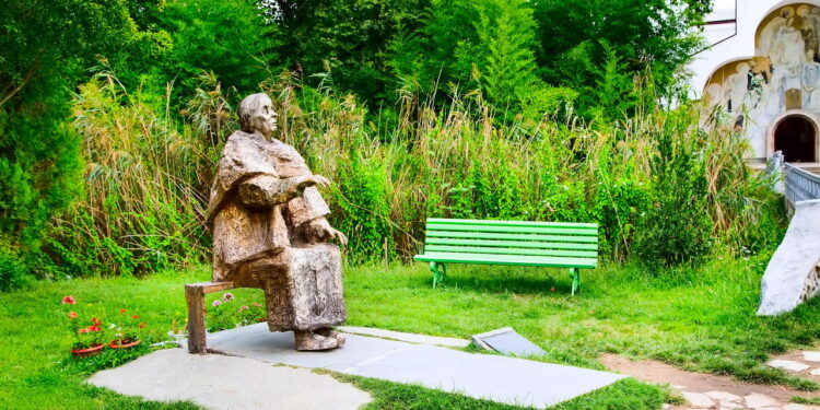 Rupite, Bulgaria - September, 4 2014: Famous bulgarian prophet and clairvoyant Baba Vanga statue in Rupite village and part of the church Créditos: Créditos: depositphotos.com / Kisa_Markiza