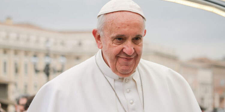 Vatican City, Vatican. February 3, 2016. Portrait of Pope Francis, Jorge Bergoglio, during the tour of St. Peter's Square. Créditos: depositphotos.com / hdcaputo